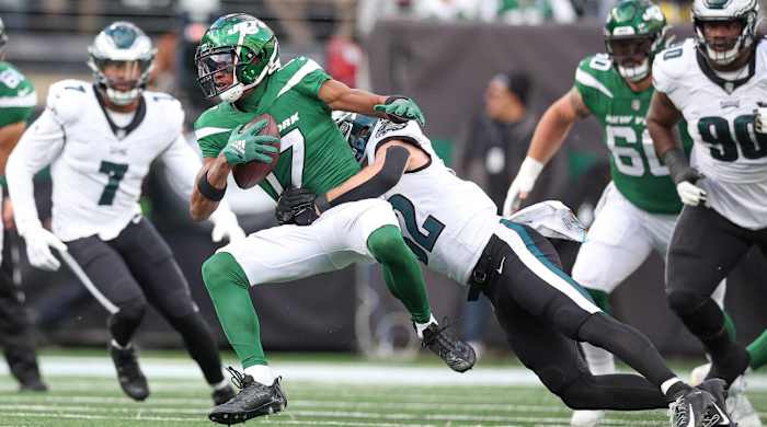 Garrett Wilson makes a catch against the Eagles.